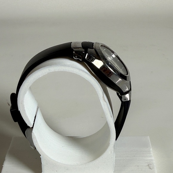 Armitron Pro Sport Women's Watch Black & Silver Tone 330ft Water Resist - Picture 4 of 10